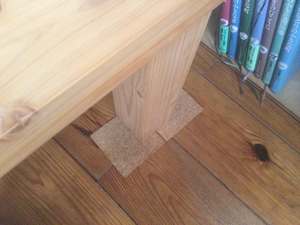 家具の下にコースターを敷く