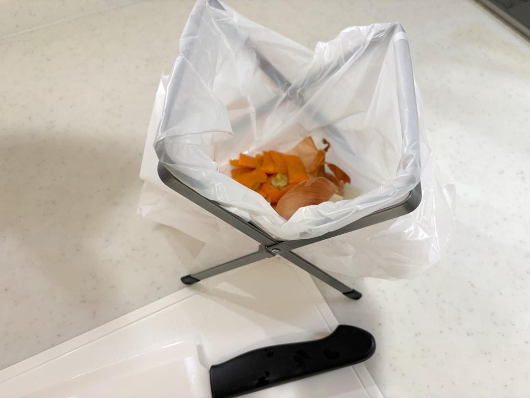 キッチンの野菜くず入れに