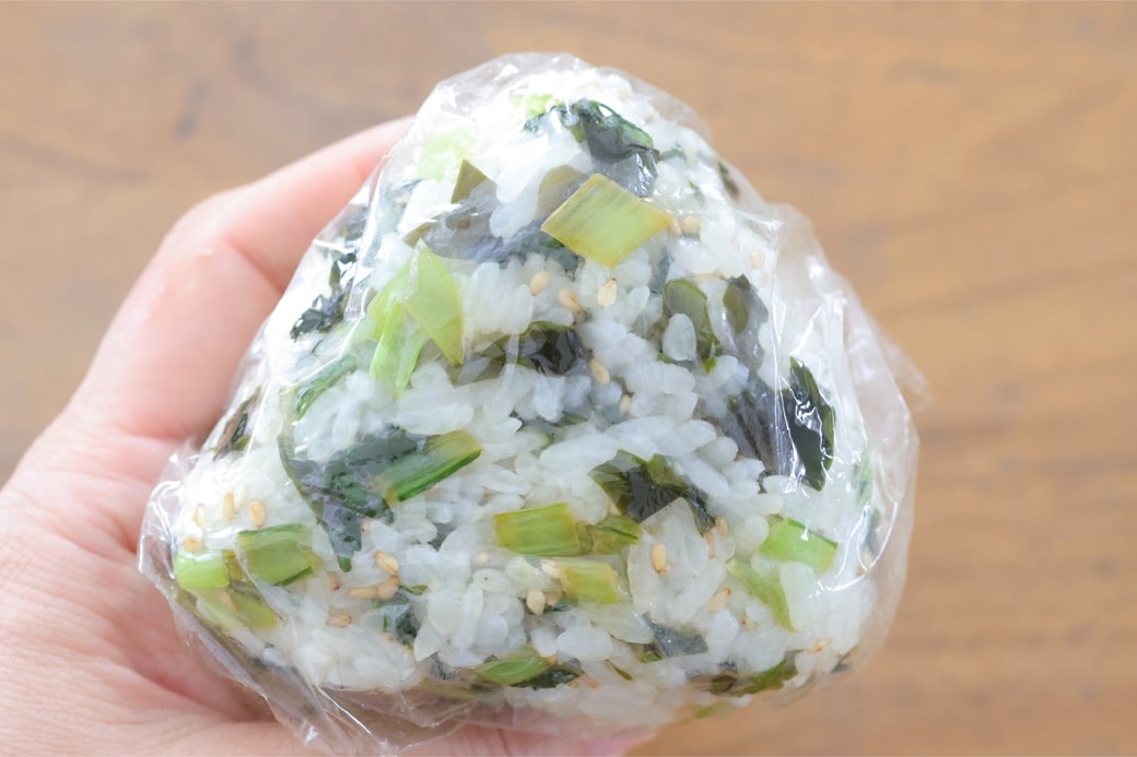 「小松菜とわかめのおにぎり」