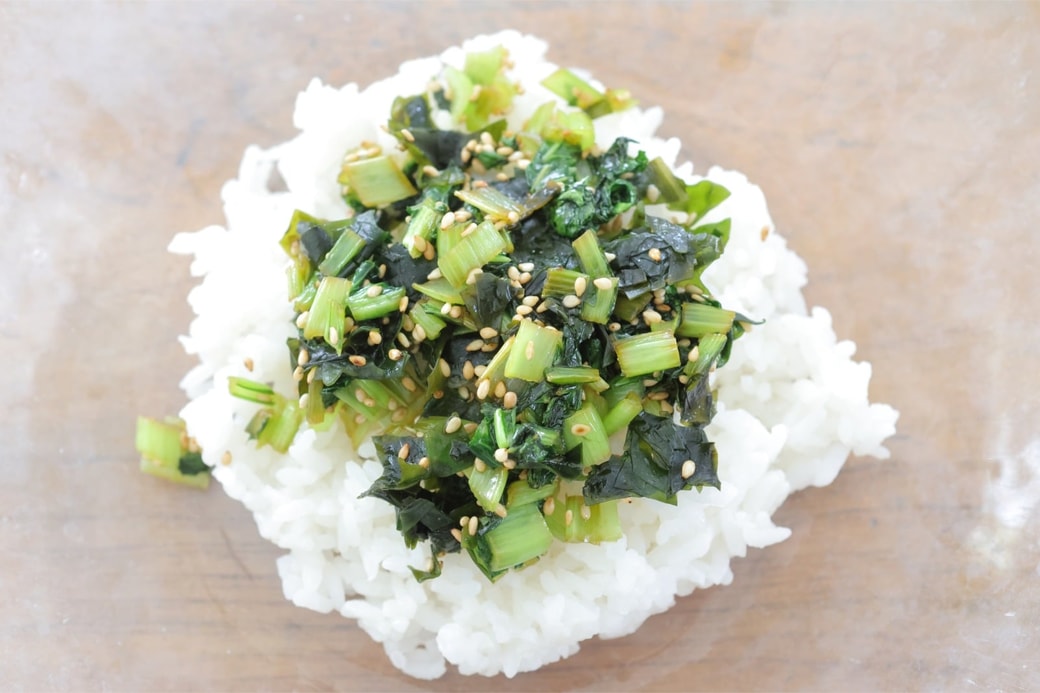 「小松菜とわかめのおにぎり」