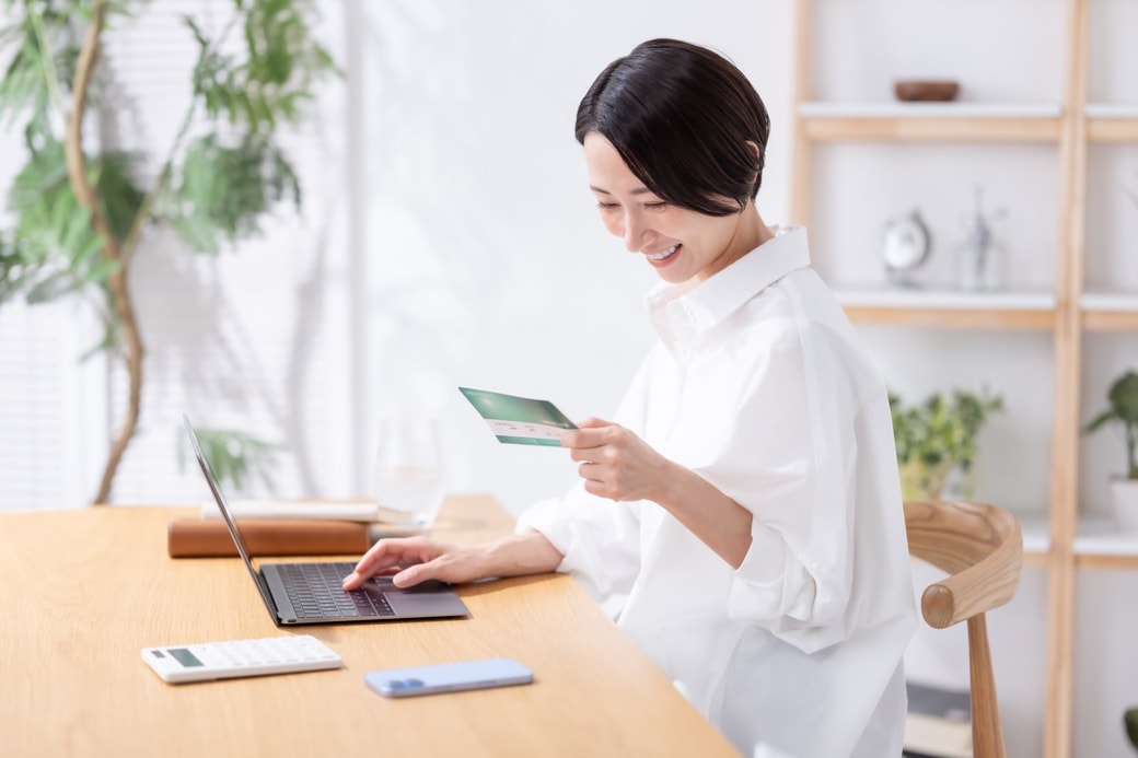貯金する女性