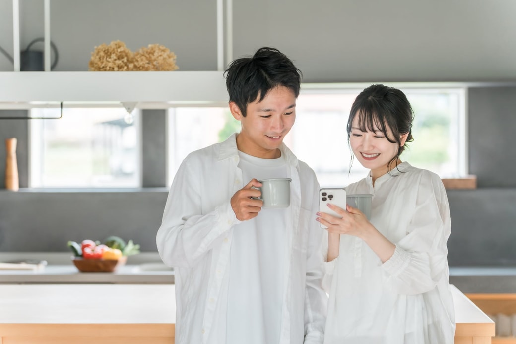 話し合う夫婦
