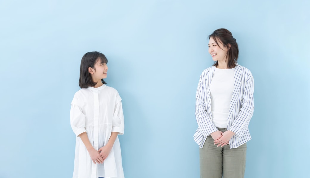 会話する親子