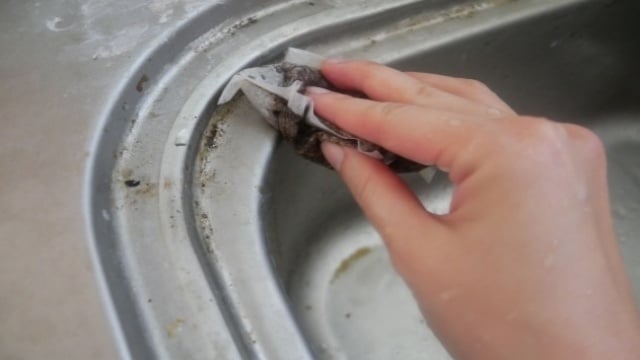 麦茶パックでシンクを掃除