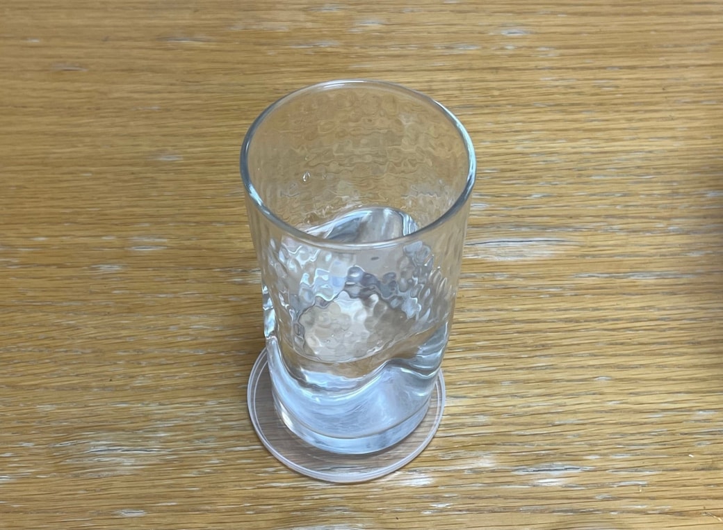 ふたをコースターにしてグラスを置く