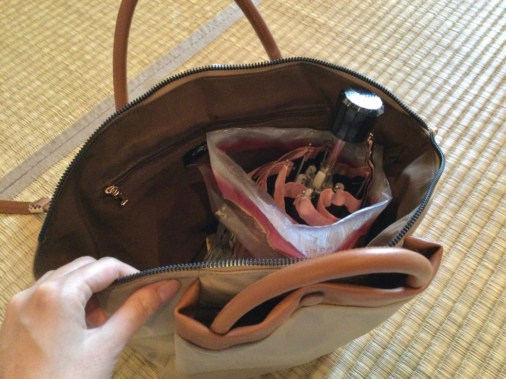 パンの袋に折りたたみ傘を入れる。使い捨てできるから気軽に試せる