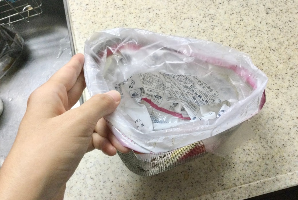 パンの袋を三角コーナーにセットする