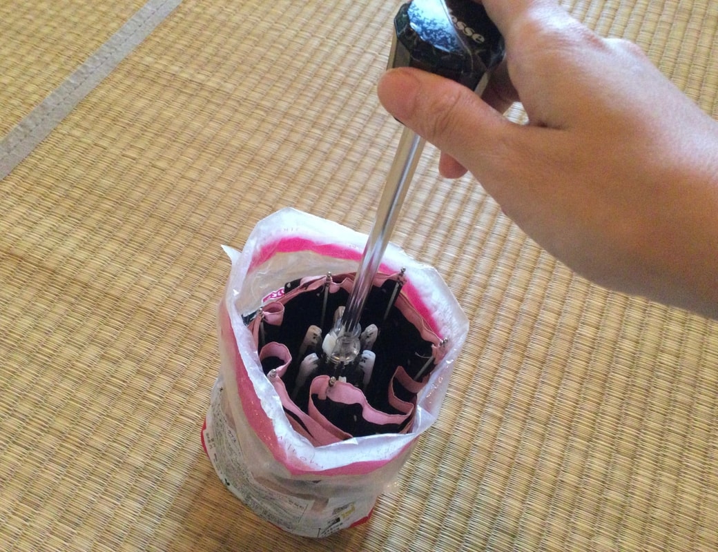 パンの袋に折りたたみ傘を入れる