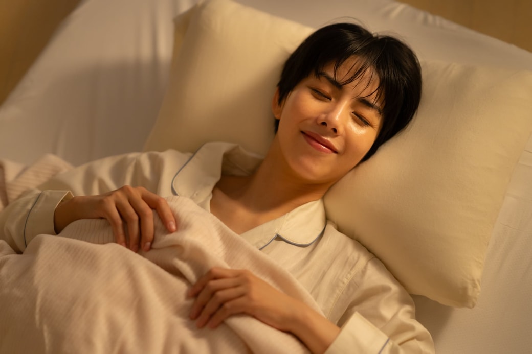 寝ている女性