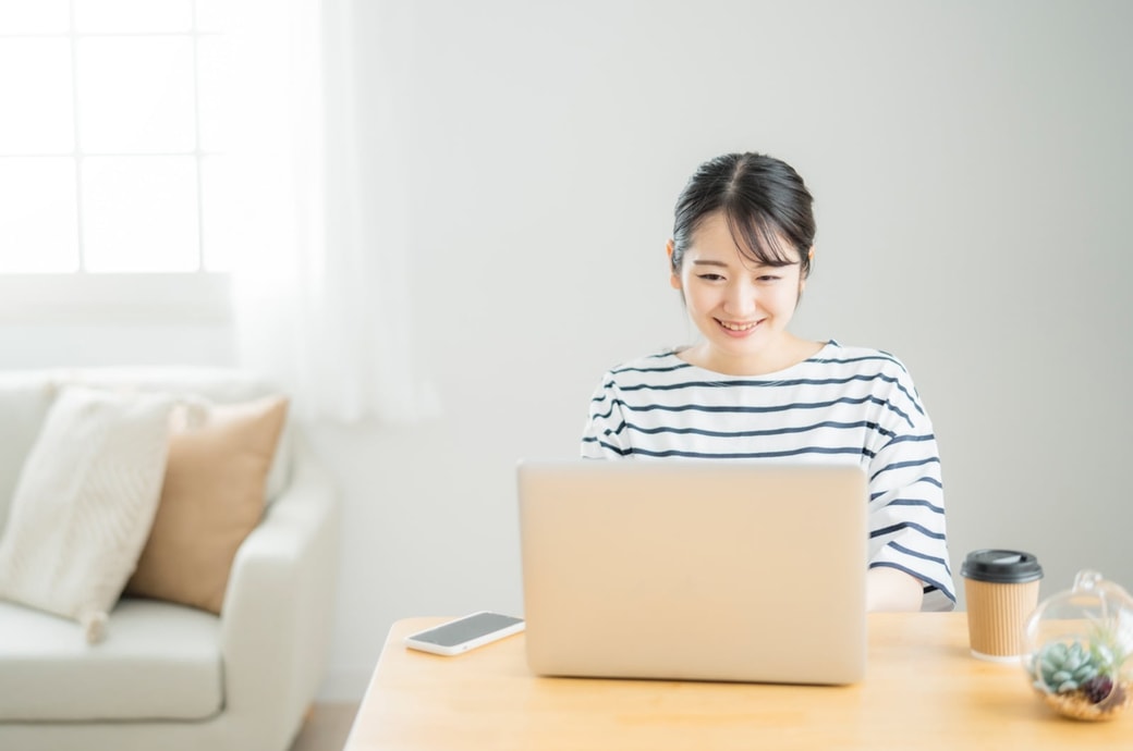 仕事をする女性