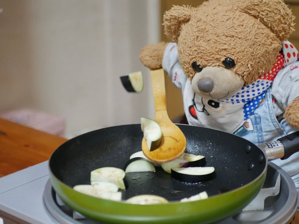 茄子を炒める
