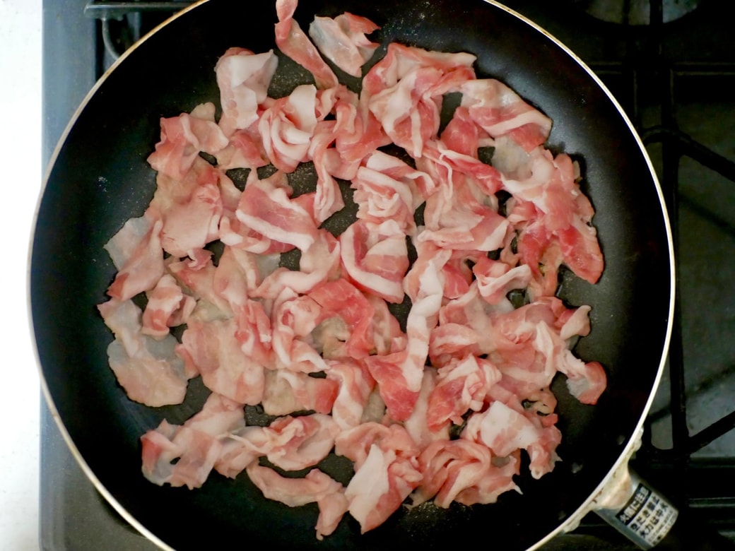 豚肉を炒める