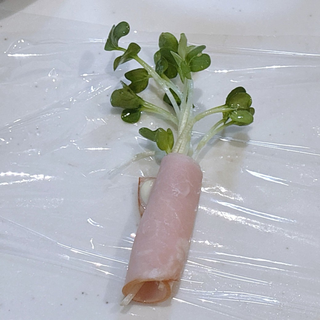 ハムでかいわれ大根を巻く