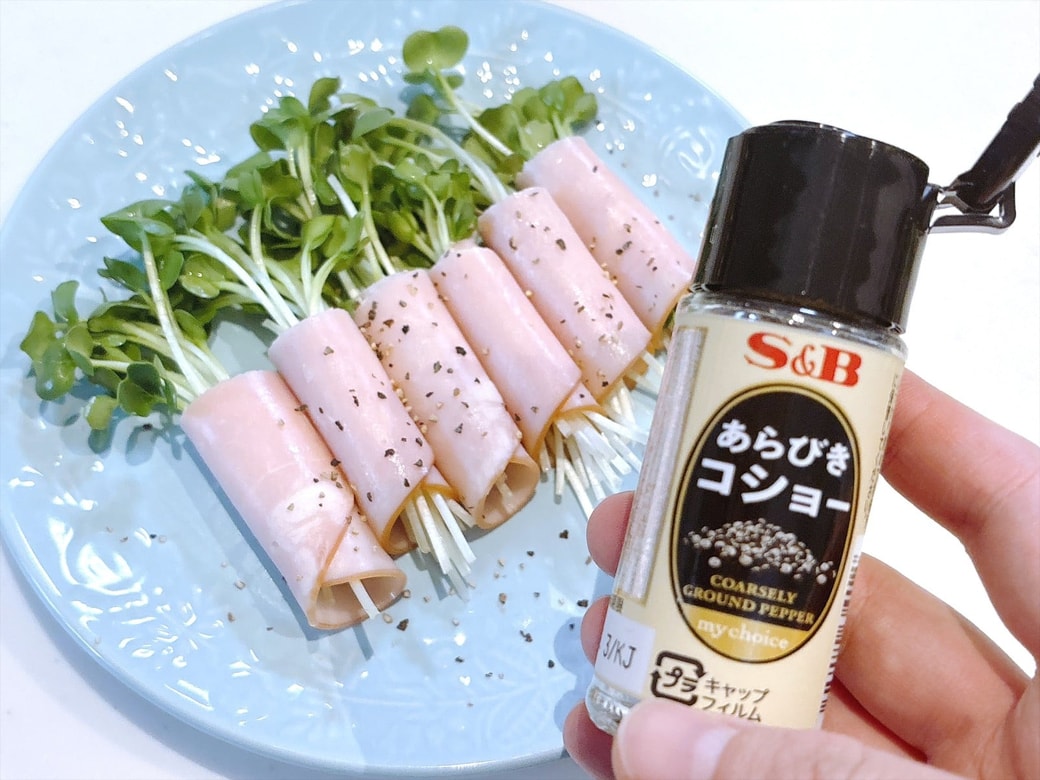お好みでブラックペッパーをかける