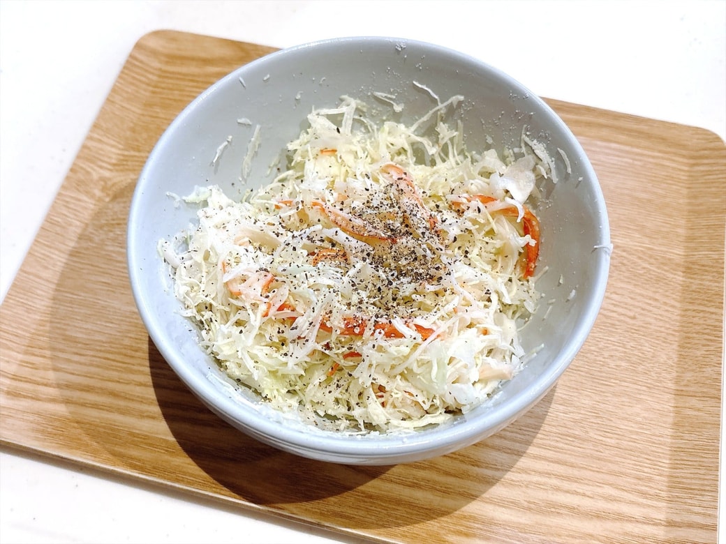 できあがった「キャベツとかにかまのイタリアン風サラダ」