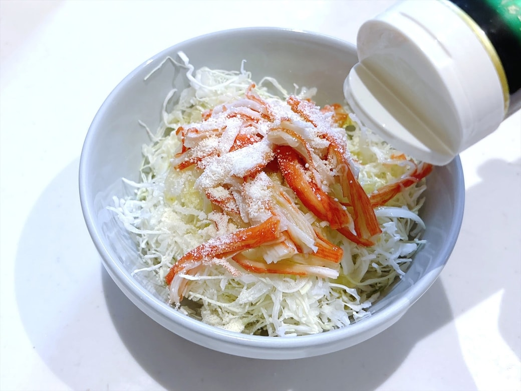 手順2.かんたん酢・オリーブオイル・粉チーズを入れて混ぜる