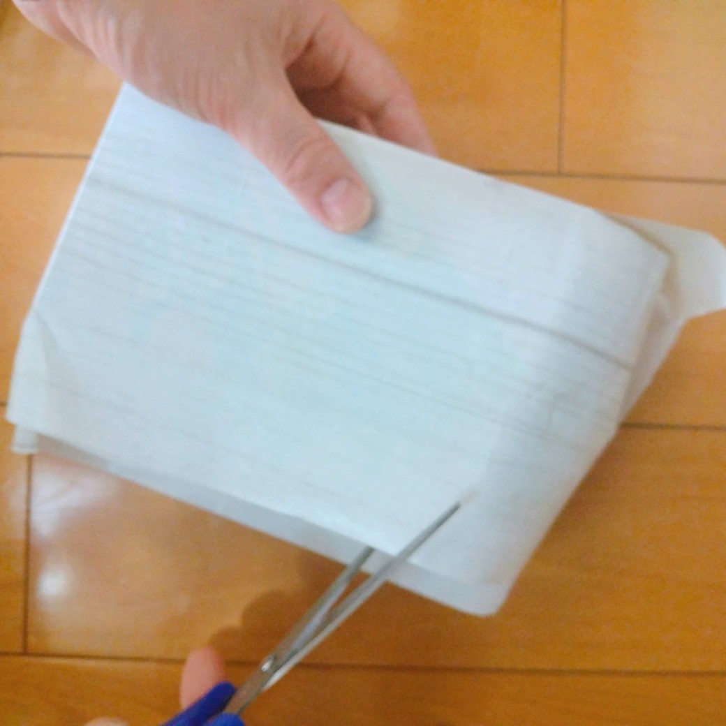 リメイクシートをアイスの空き箱に貼る人