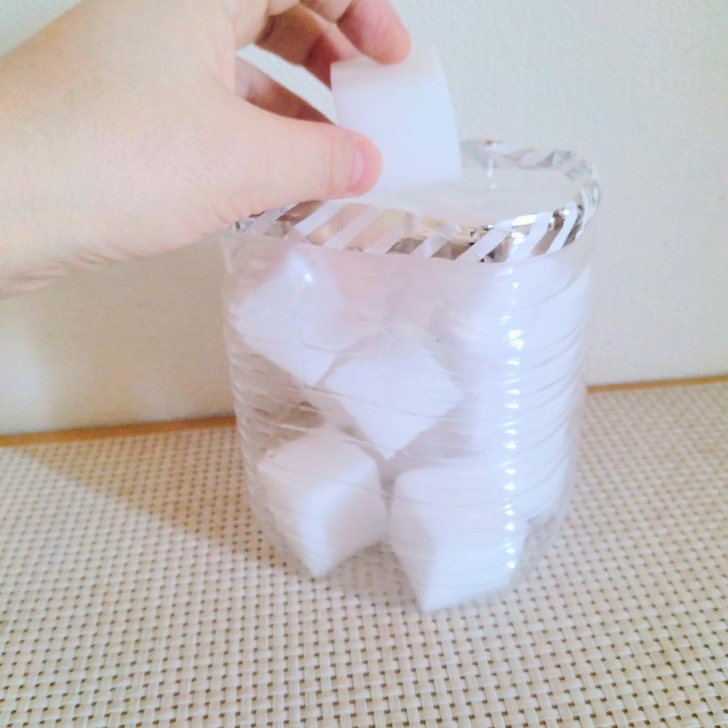 カットしたペットボトルに入れたメラミンスポンジ