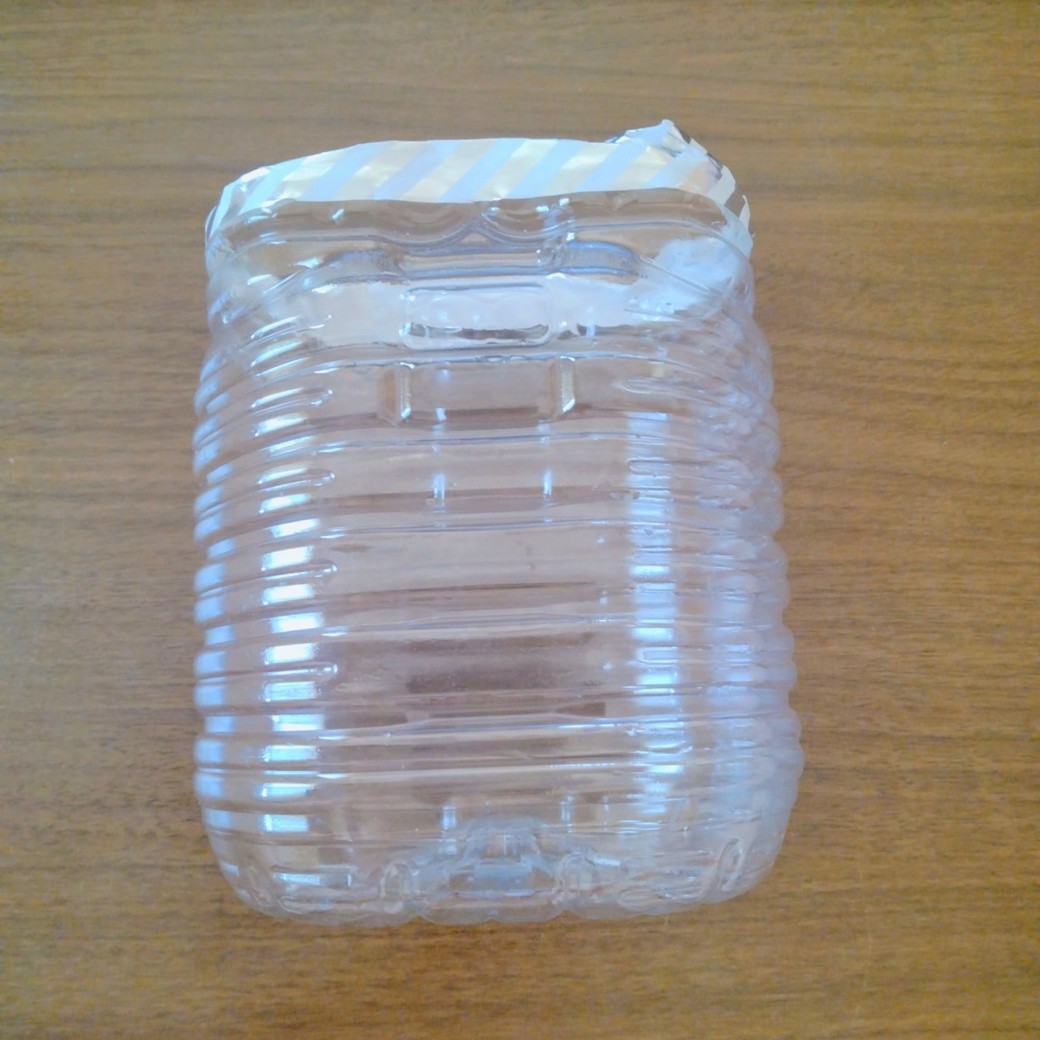 半分にカットしたペットボトル