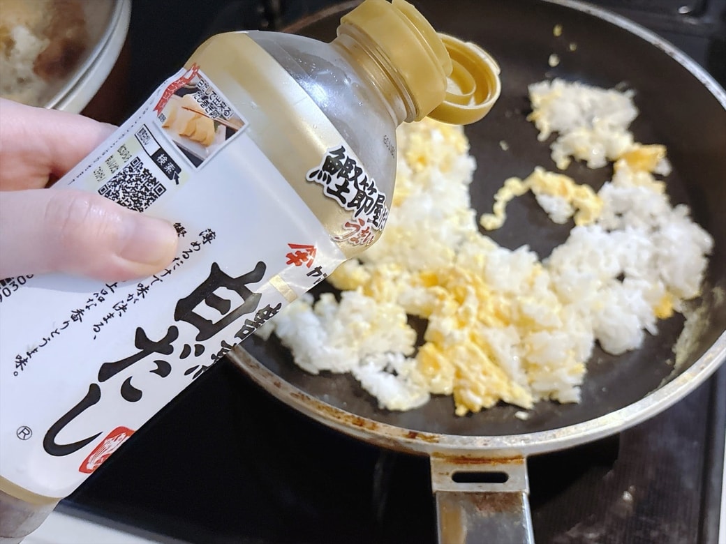 手順3．白だしを加えて炒めたら、刻みねぎを入れる