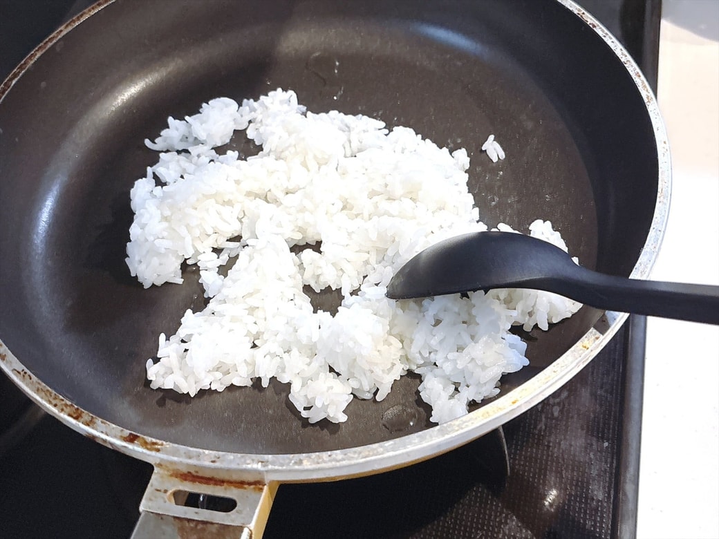 手順1．油を引いたフライパンでごはんを炒める