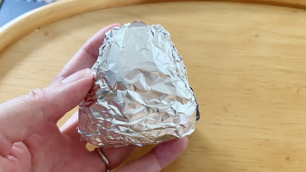 アルミホイルで包んだおにぎり