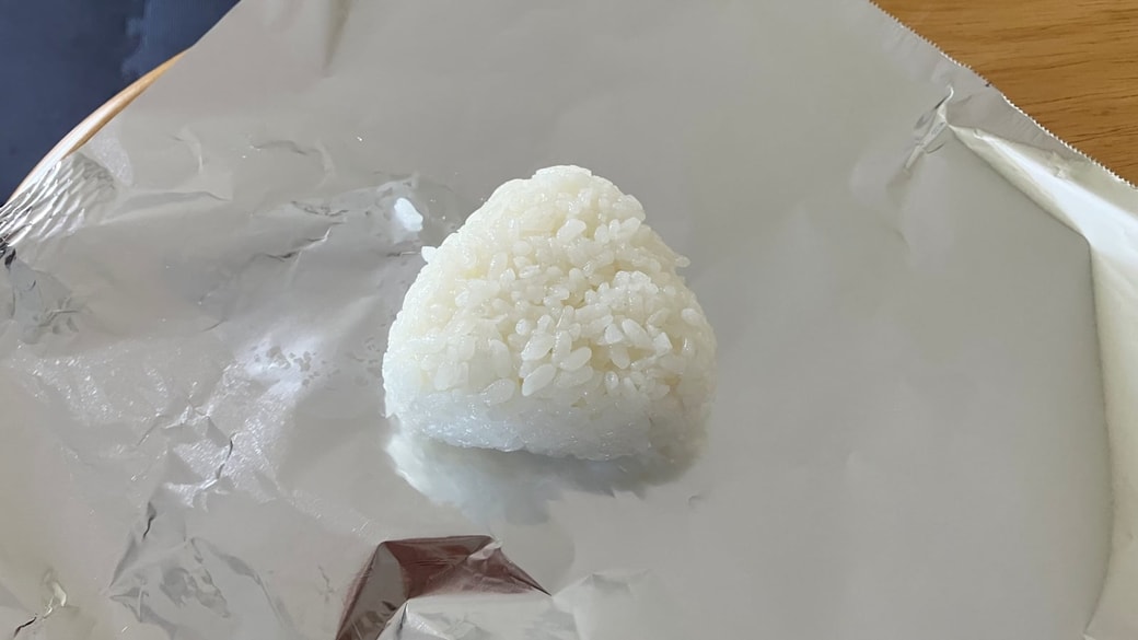アルミホイルの上におにぎり