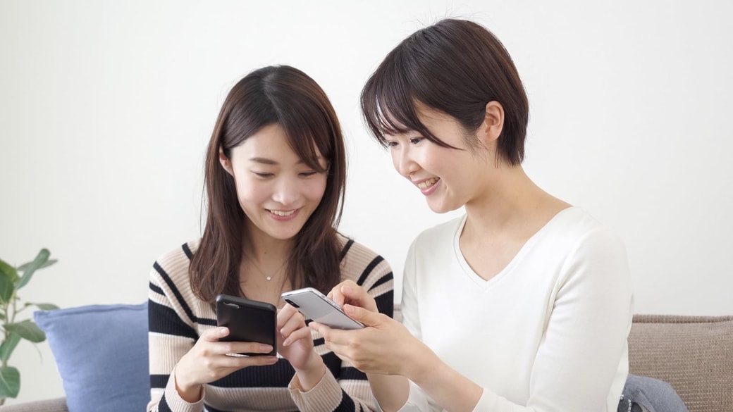 連絡先を交換する女性