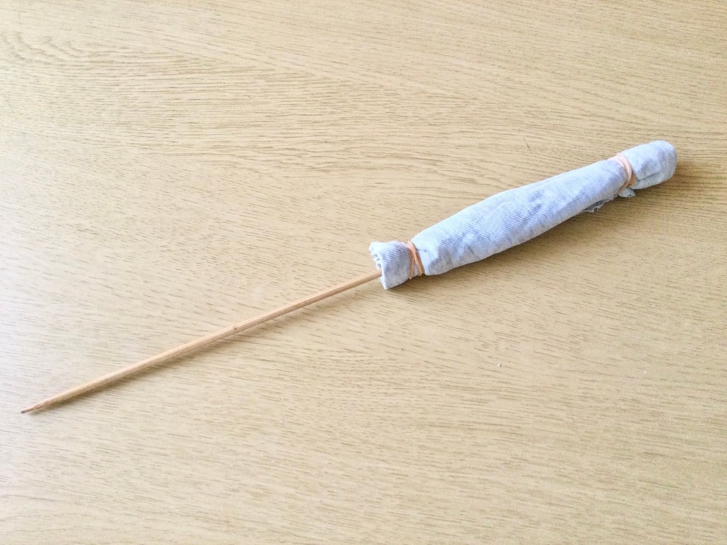 編み針に布を巻く