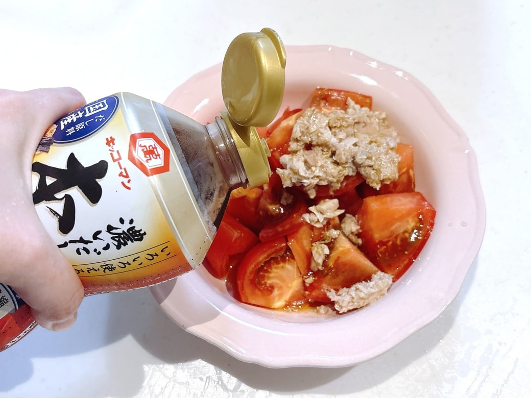 手順2.ツナ・めんつゆ・白ごまを加えて混ぜる