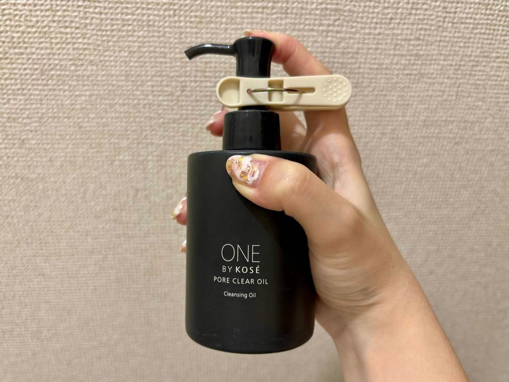 洗濯ばさみを挟んだ化粧品を上から押して確認