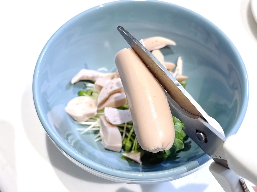 手順1.かいわれ大根の根を落とし、魚肉ソーセージと合わせて食べやすい大きさにカットする