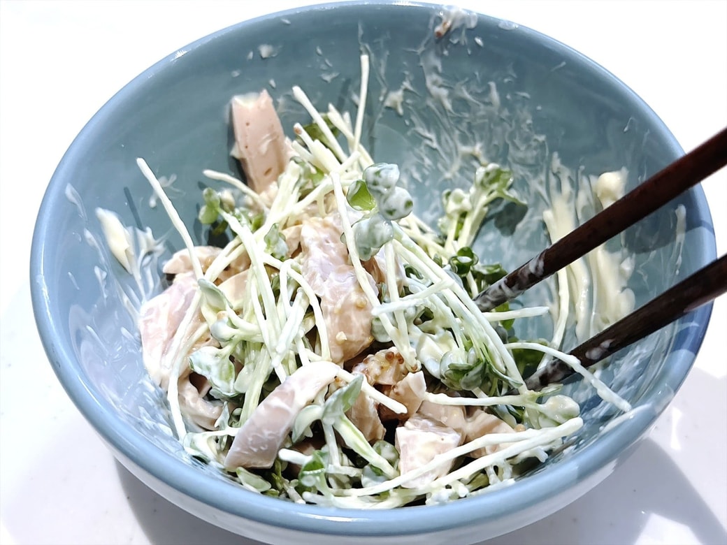 「魚肉ソーセージとかいわれ大根のマヨ和え」のできあがり