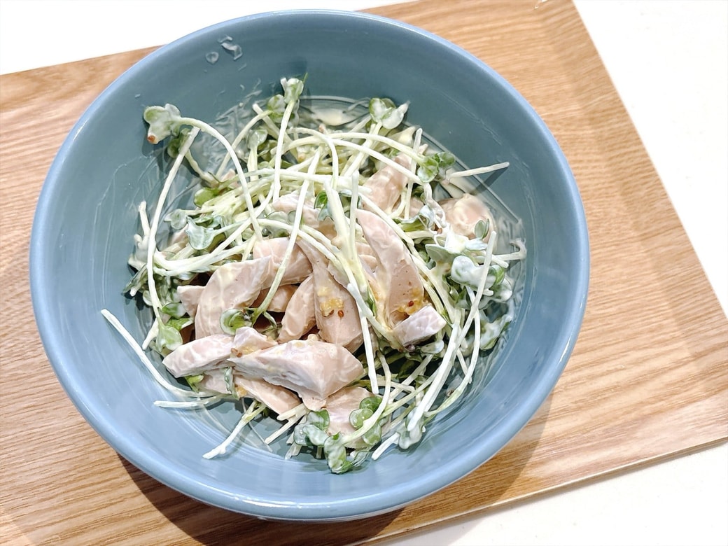完成した「魚肉ソーセージとかいわれ大根のマヨ和え」