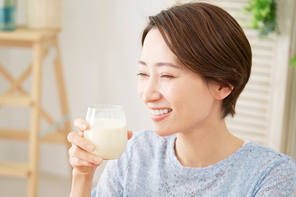 豆乳を飲む女性