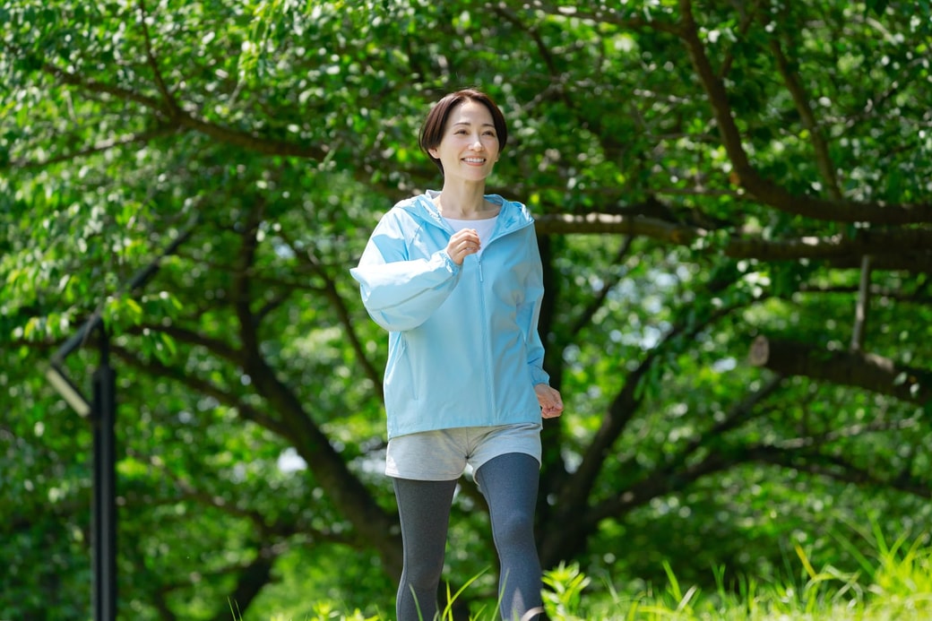ウオーキングする女性