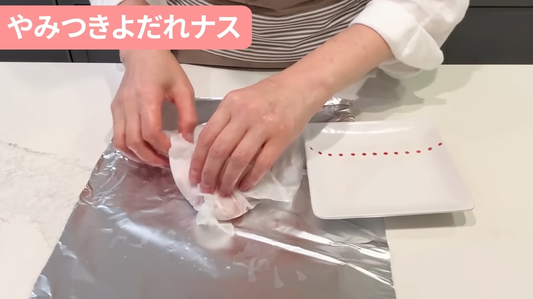 鶏むね肉をキッチンペーパーで包む人