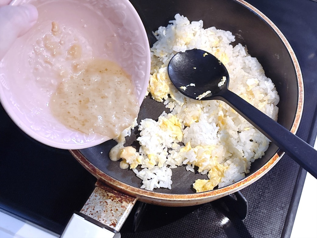 全体がムラなく味が付くように手早く炒める