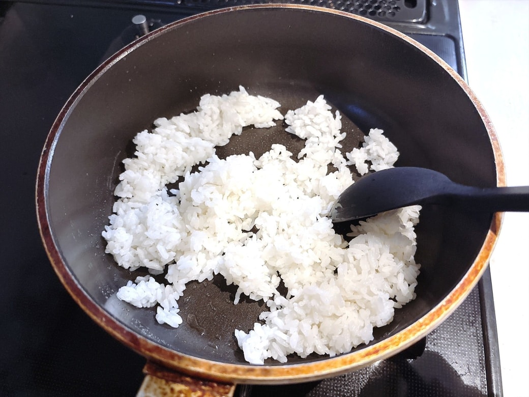 手順1.フライパンに油をひき、ごはんを炒める