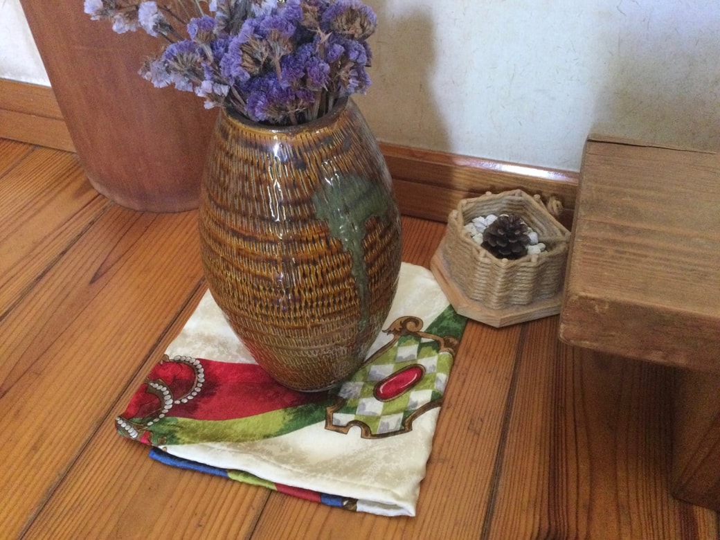 スカーフを花瓶敷きとして使う