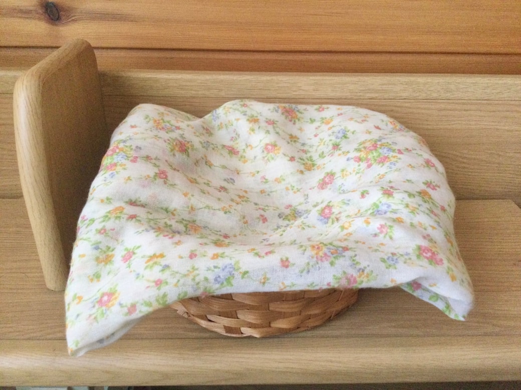 スカーフをかごの目隠しとして使う