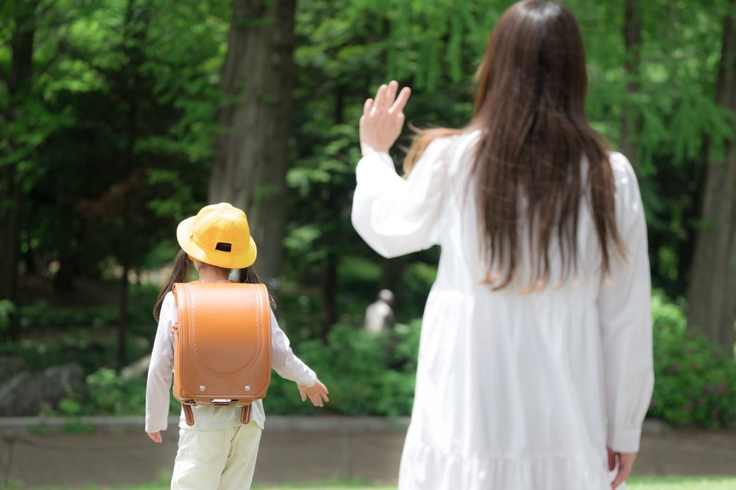 見送る親