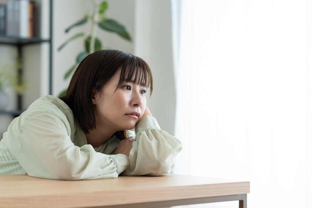 悩む女性