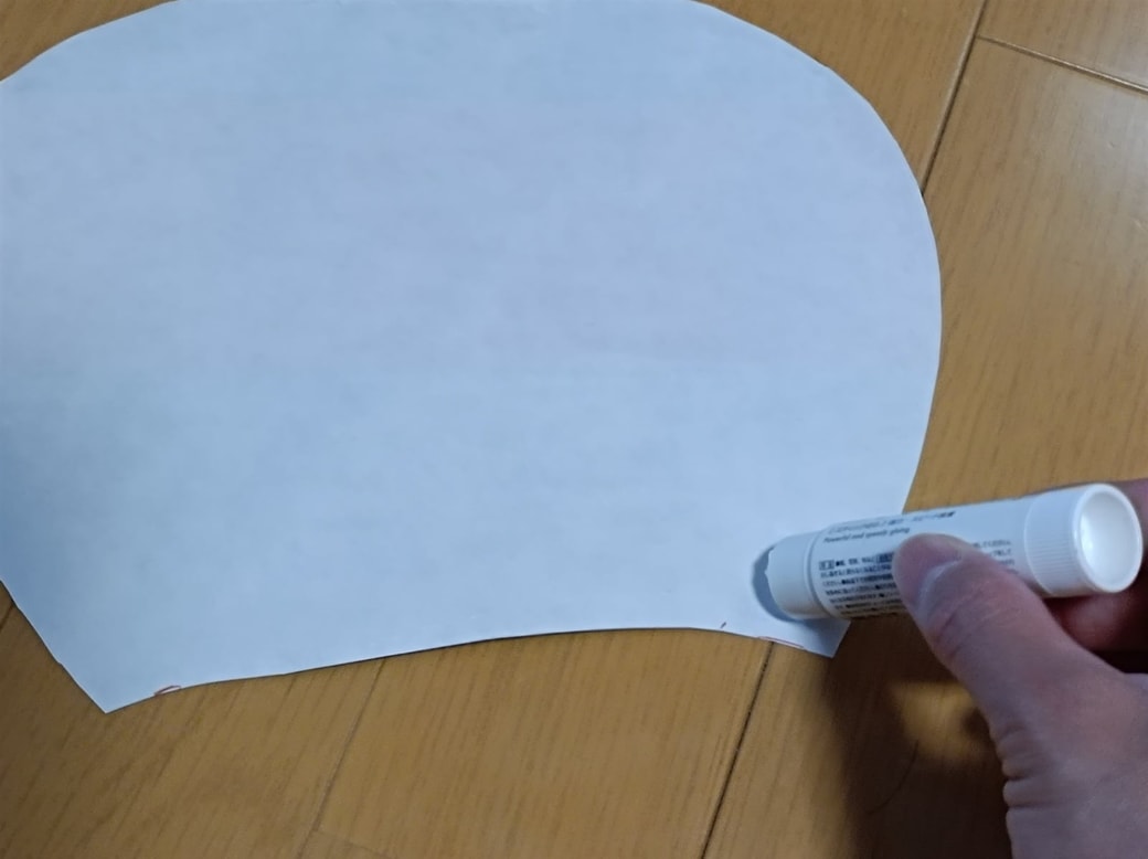 紙袋を貼って完成したうちわ