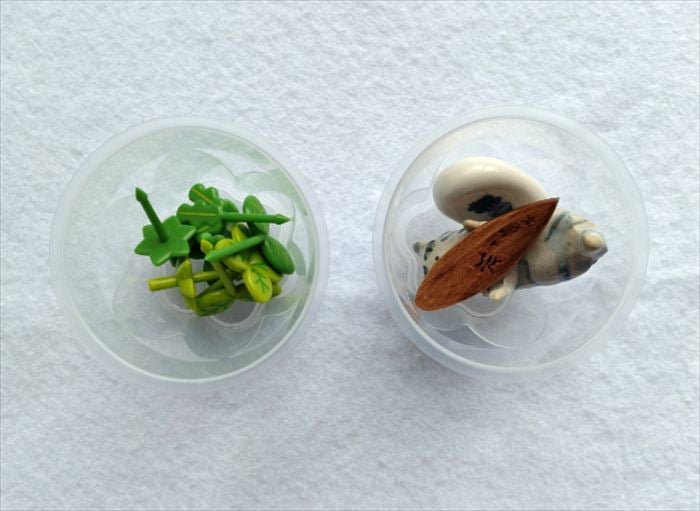 箸置きとお弁当用ピックを入れたところ