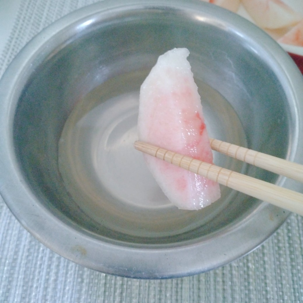 レモン水に桃をサッと通す