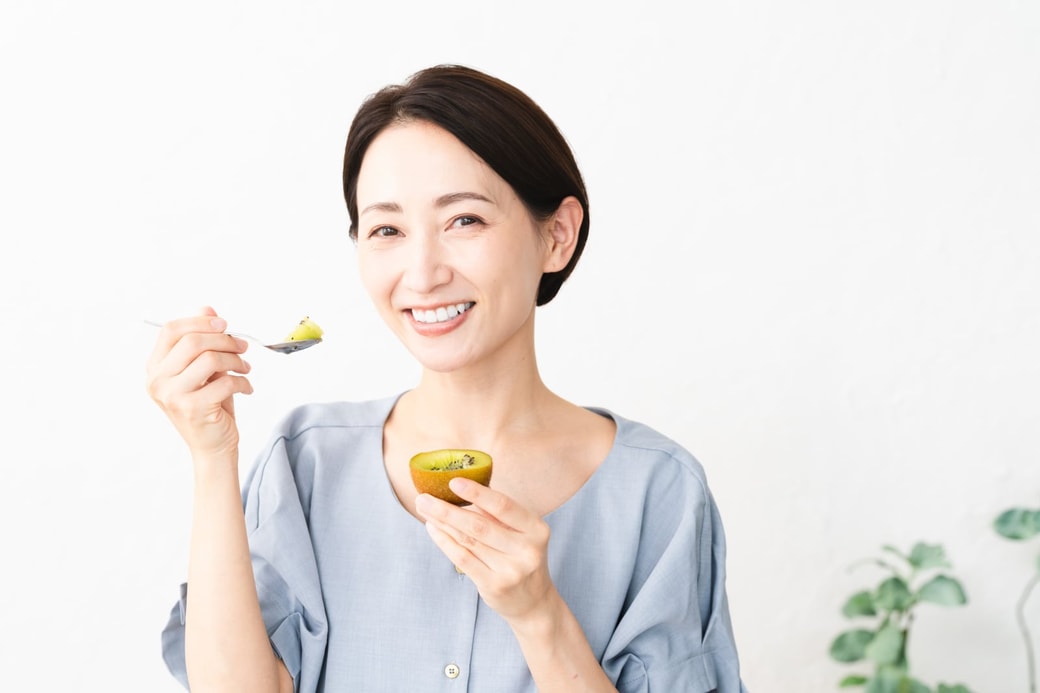 キウイを食べる女性
