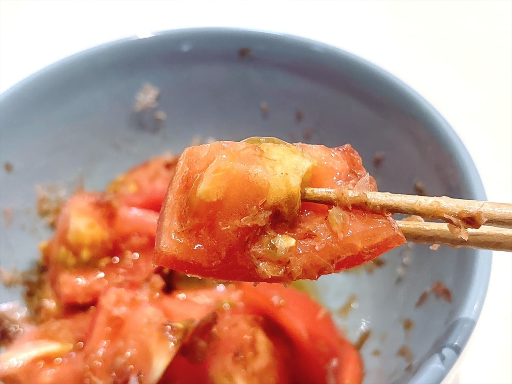 おかず感覚で食べられるトマトサラダ