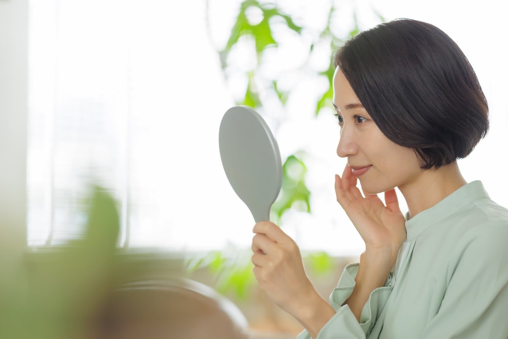 鏡を見る女性