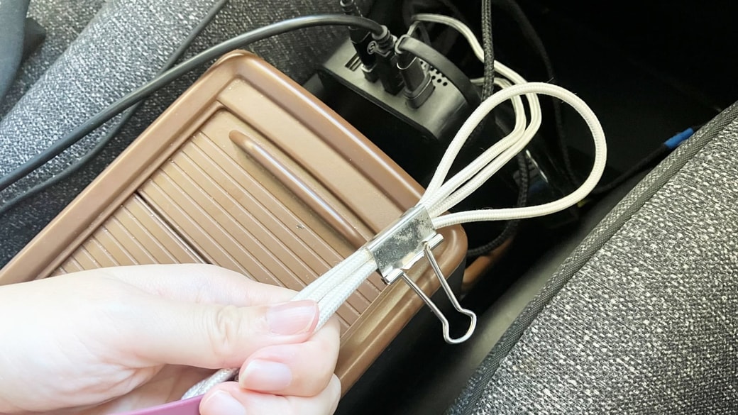 充電ケーブルをダブルクリップでまとめている様子